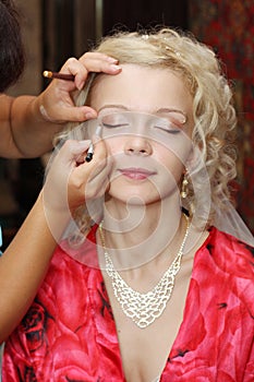 Bride dyes photo