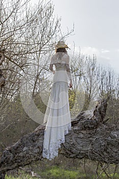 BRIDE IN THE FIELD BETWEEN TREES AND NATURE