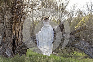 BRIDE IN THE FIELD BETWEEN TREES AND NATURE