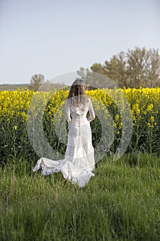 BRIDE IN THE FIELD BETWEEN TREES AND NATURE