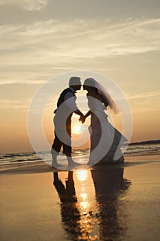 Braut a Bräutigam küssen auf der Strand 