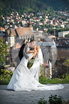 Sposa un sposo baciarsi 