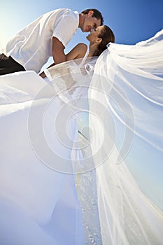 Sposa sposo sposato un bacio sul Spiaggia nozze 