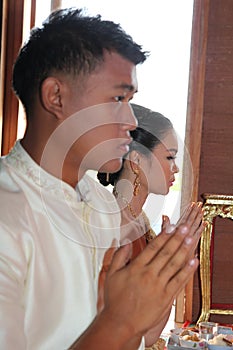 Bride and groom pray