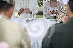 bride and groom praying