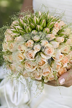 Bride hold bouquet of rose