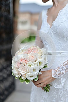 Bride holding buquet