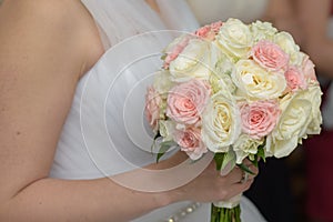 Bride holding her roses bouquet