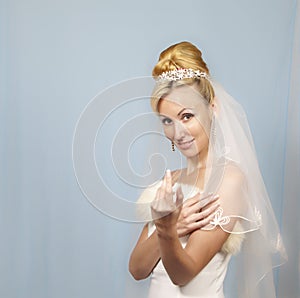 The bride invitingly attracts the viewer a hand