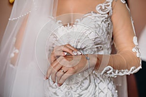 Bride with no face - accesories on the wrist.