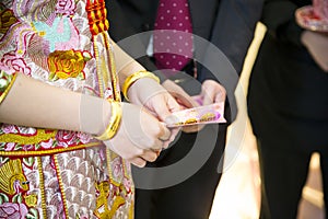 The bride receives the pockey money