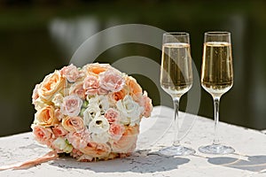 The bride's bouquet and two champagne glass