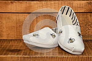 The Bride& x27;s White Canvas Shoes with Bumblebees