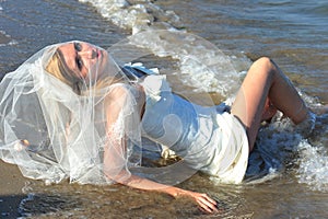 Bride of the sea - trash the wedding dress