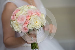 Bride showing her roses bouquet