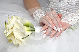 The bride shows her manicured hands