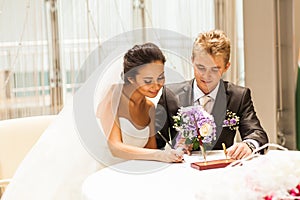 Novia firma casamiento licencia o boda contrato 