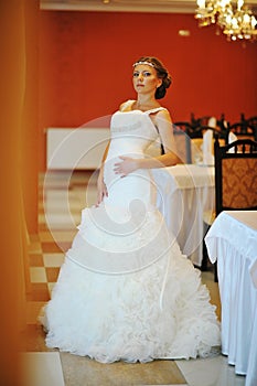 Bride with tiara pose at the restauraunt.