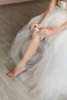 Bride wear the garter