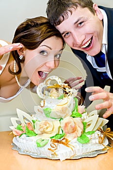 Bridegroom and bride with wedding cake