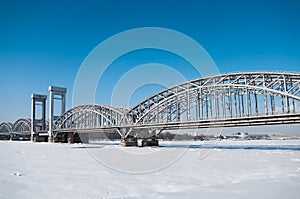 Ponte Attraverso un fiume inverno 