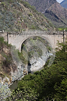 bridge of the colonial era of the year 1654, the construction was started by order of Viceroy Salvatierra made of lime