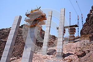 Ponte costruzione sul aspirapolvere diga 