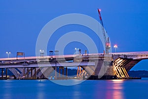 Brücke konstruktion in der nacht 