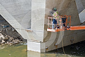 Ponte costruzione lavoratore 