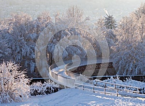 Ponte coperto la neve Attraverso autostrada durante inverno dentro 