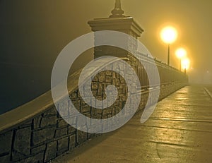 Puente en niebla por la noche 