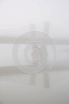 Puente en niebla 