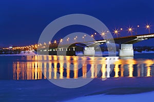 Puente linternas a reflexión en el agua de un rio 