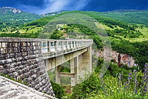 Ponte montagna Montagna Nera. arco ponte 