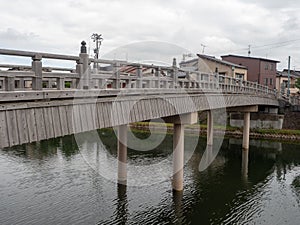 Puente a través de un rio en Japón 