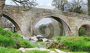 Ponte Attraverso un fiume 