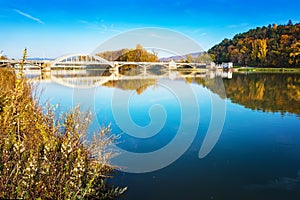 Most v slovensko rieka + modrá obloha + farbistý 