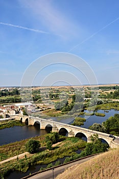 Puente a un rio, a 