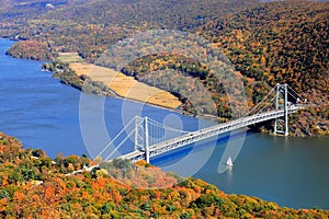 Bridge and sailboat Over the Hudson River Valley i