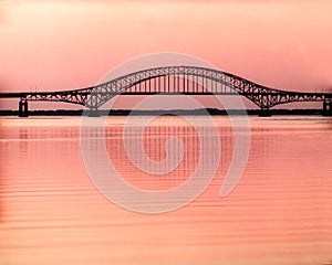 Puente sobre el amanecer 