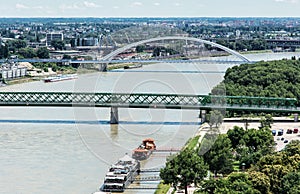 Mosty přes řeku Dunaj ve městě Bratislava, Slovensko