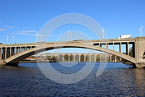 Puentes a través de un rio sobre el 