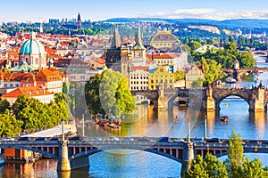 Panoramica estate veduta aerea della Città Vecchia, pier architettura e il Ponte Carlo sul fiume Moldava a Praga, Repubblica ceca.