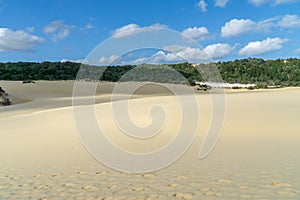 Chiaro deserto Spiaggia più vicino il mare sul isola 