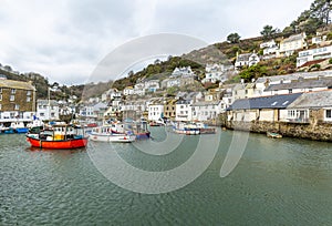 Bright Red Fishing Boat moord in Polperro Harbour, Cornwall, UK