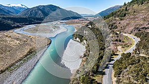 Chiaro turchese Acqua da un fiume più vicino investire 