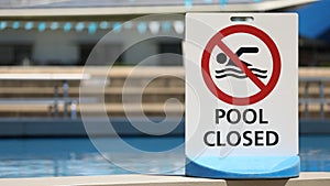 Bazén zavřeno piktogram před čistit jasný modrý veřejnost venkovní plavání bazén 