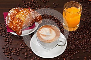 Brioches e cappuccino and juice