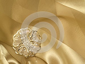 Broach beige silk