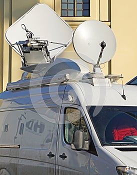 Broadcasting vehicle with antennas